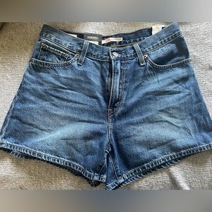 - Levi’s 80s mom jean shorts